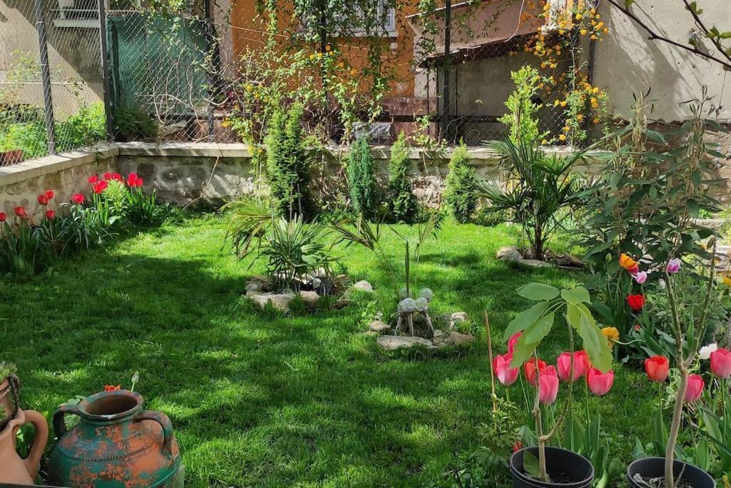 A Lovely 2 Bedroom Apartment In The Heart Of Sófia Exterior foto